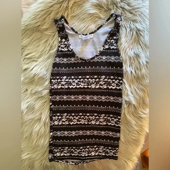 Black and white tank top - Picture 1 of 5